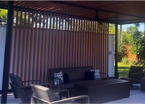 Vertical aluminum batten privacy screen at a covered lanai lounge